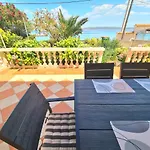 Beachfront 5br Victoria * Kukljica