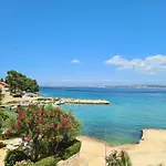 Beachfront 5br Victoria * Kukljica