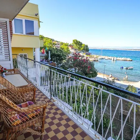 Beachfront 5br Victoria Feriehus