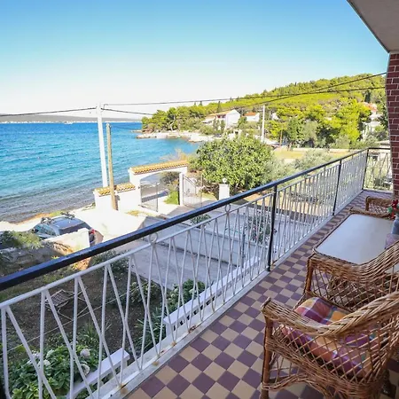 Beachfront 5br Victoria * Kukljica