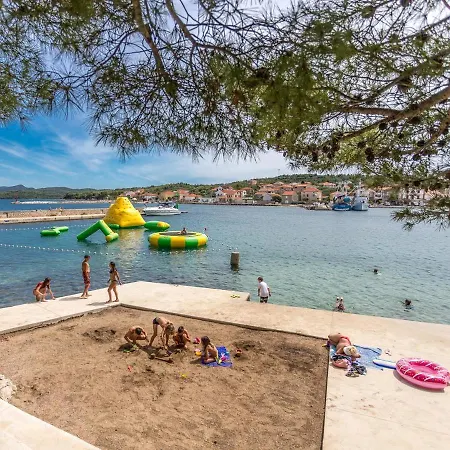 Beachfront 5br Victoria Feriehus