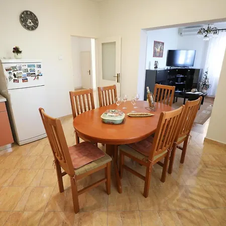 Beachfront 5br Victoria Kukljica