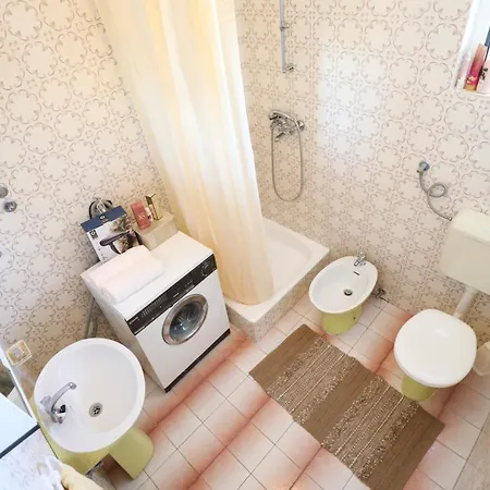 Beachfront 5br Victoria Kukljica