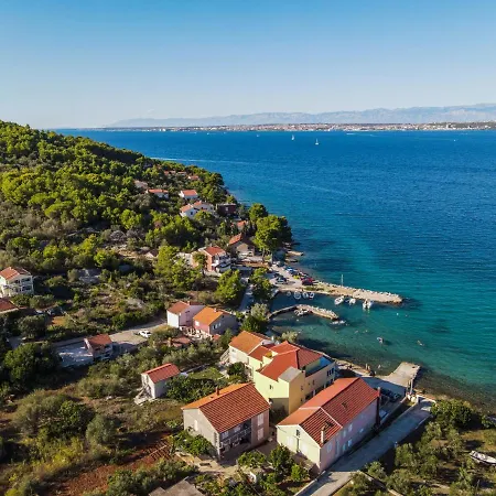 Beachfront 5br Victoria Ferienhaus Kukljica