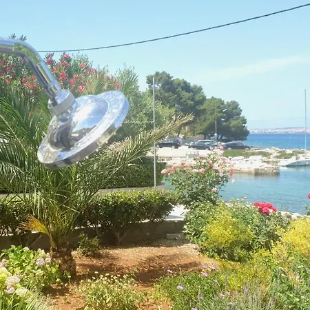 Beachfront 5br Victoria Holiday home Kukljica