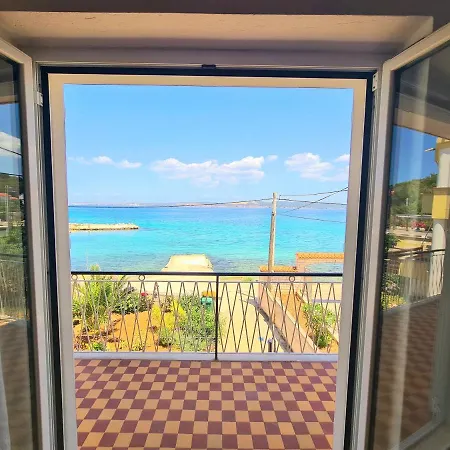 Beachfront 5br Victoria Kukljica