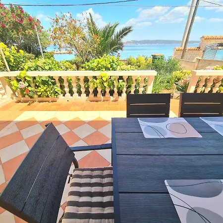 Beachfront 5br Victoria * Kukljica