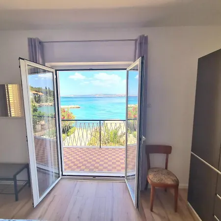 Beachfront 5br Victoria Kukljica