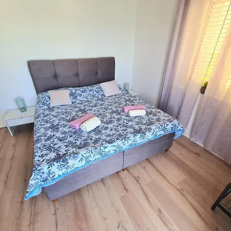 Beachfront 5br Victoria Kukljica