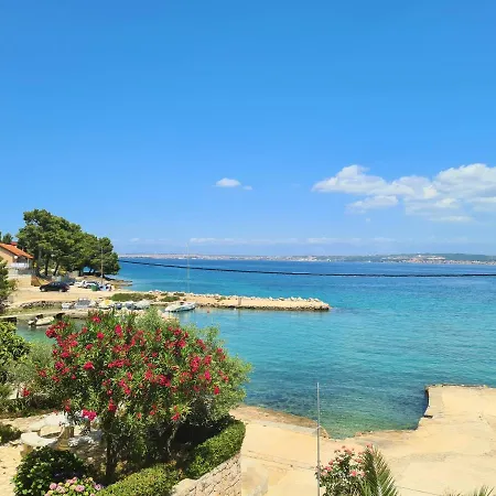 Beachfront 5br Victoria * Kukljica