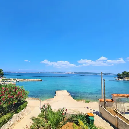 Beachfront 5br Victoria * Kukljica
