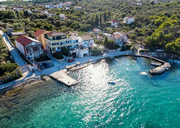 Beachfront 5br Victoria Kukljica