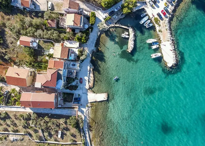 Beachfront 5br Victoria