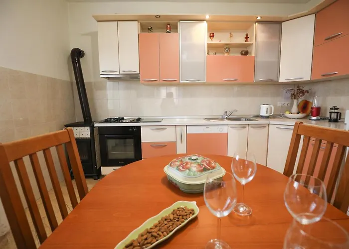 Beachfront 5br Victoria Kukljica