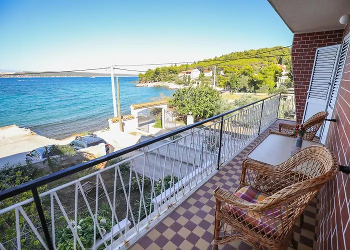 Beachfront 5br Victoria * Kukljica