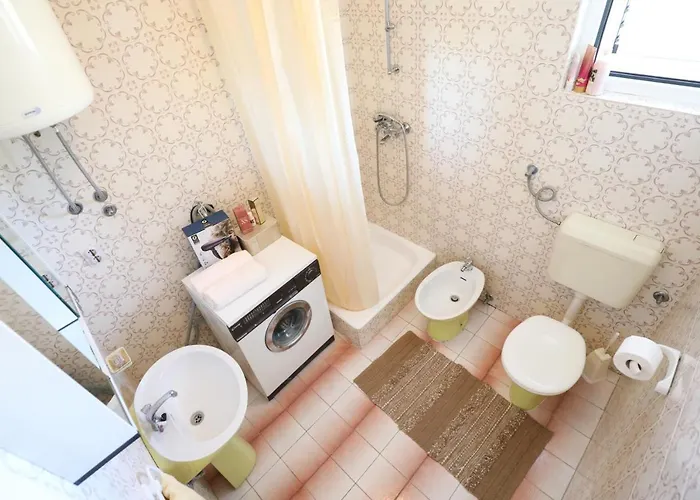 Beachfront 5br Victoria Kukljica