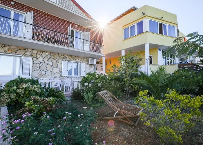 Beachfront 5br Victoria * Kukljica