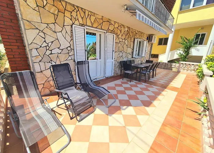 Beachfront 5br Victoria * Kukljica