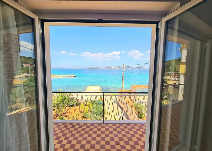 Beachfront 5br Victoria Kukljica