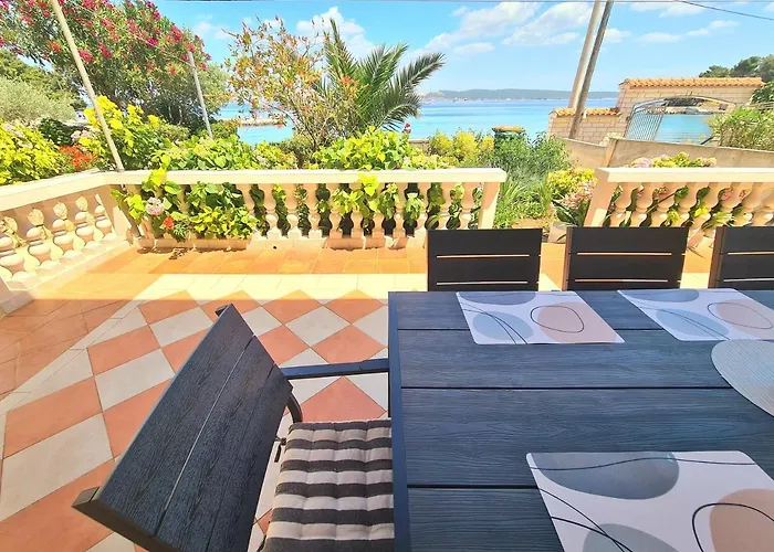 Beachfront 5br Victoria * Kukljica
