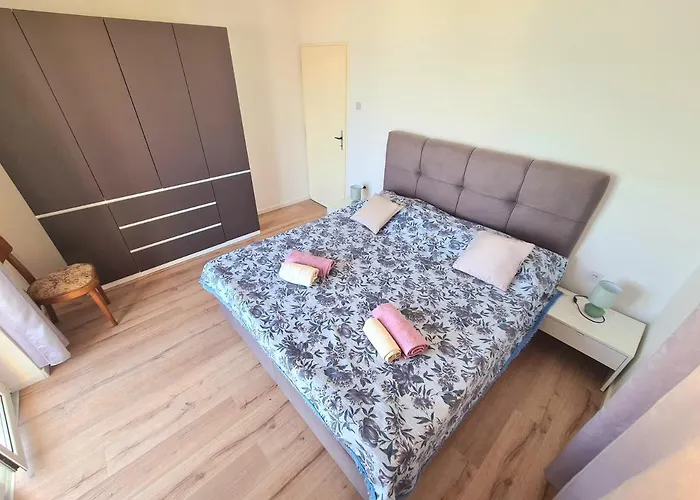 Beachfront 5br Victoria Сasa de vacaciones Kukljica