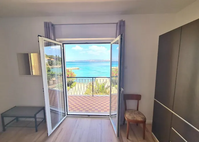 Beachfront 5br Victoria Kukljica