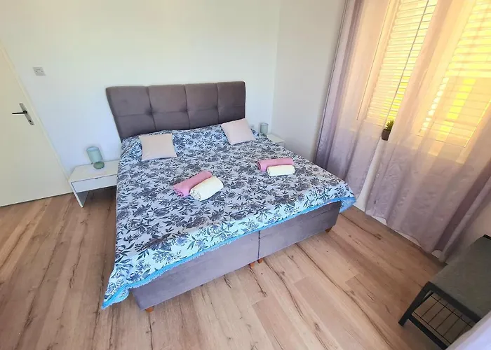 Beachfront 5br Victoria Kukljica