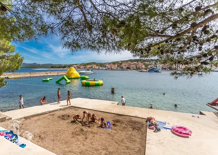 Beachfront 5br Victoria Ferienhaus