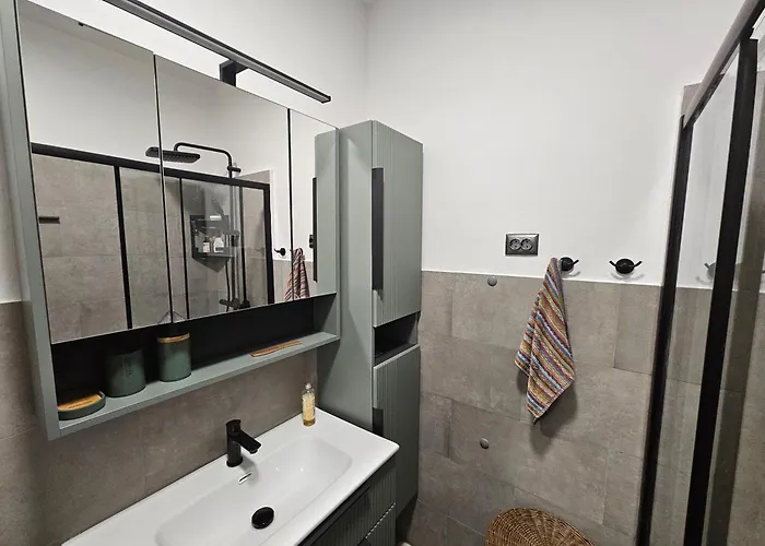 Beachfront 5br Victoria * Kukljica