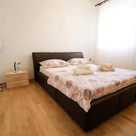 Beachfront 5br Victoria Kukljica