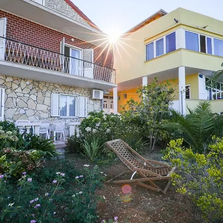 Beachfront 5br Victoria * Kukljica