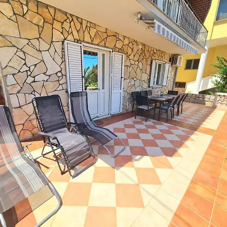 Beachfront 5br Victoria * Kukljica