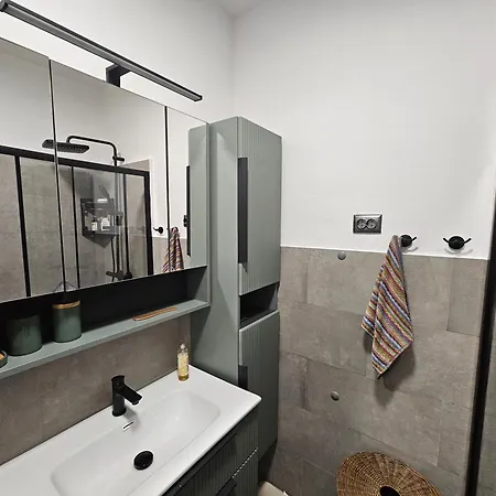 Beachfront 5br Victoria * Kukljica